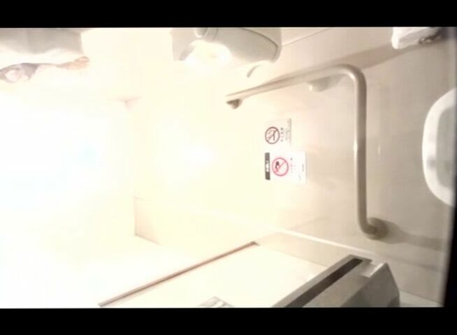 日本地铁站偷公厕偷拍几十位MM尿尿